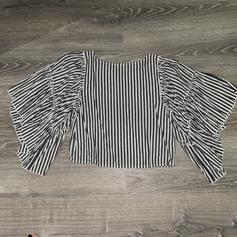 Cropped flutter sleeve top